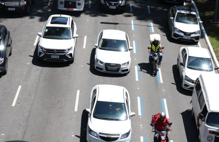 Prefeitura de SP anuncia mais 220 km de faixa azul para motos