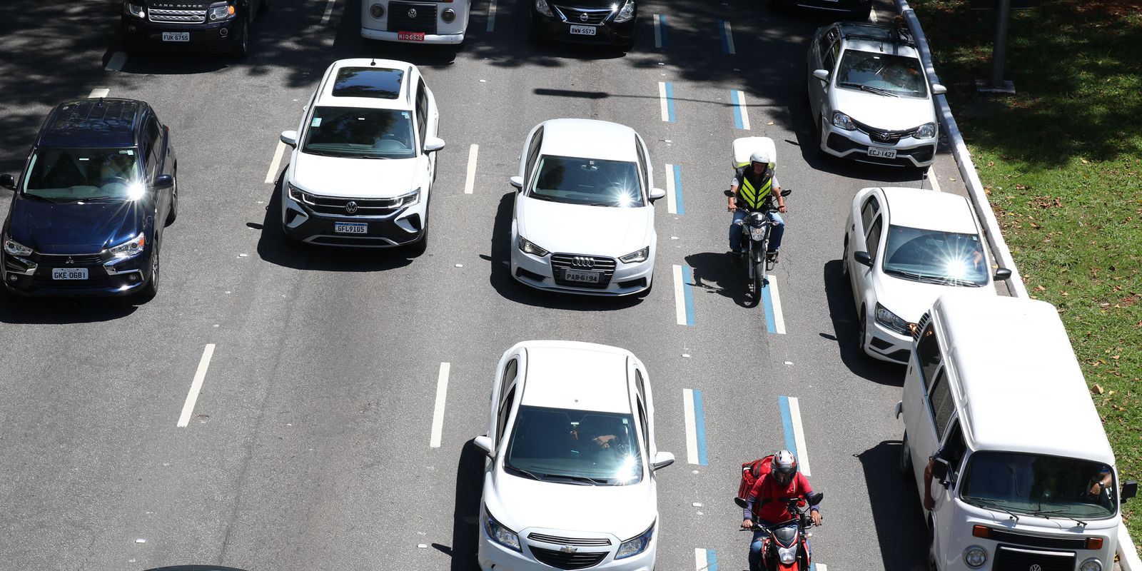 Prefeitura de SP anuncia mais 220 km de faixa azul para motos