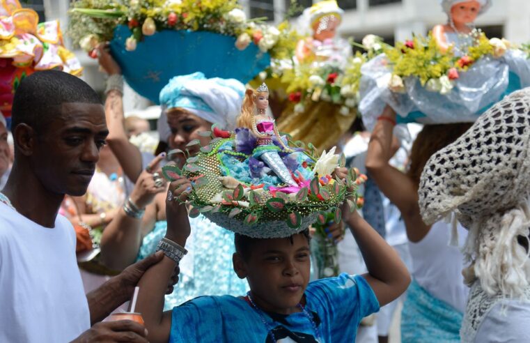 Cariocas comemoram o Dia de Iemanjá no Arpoador