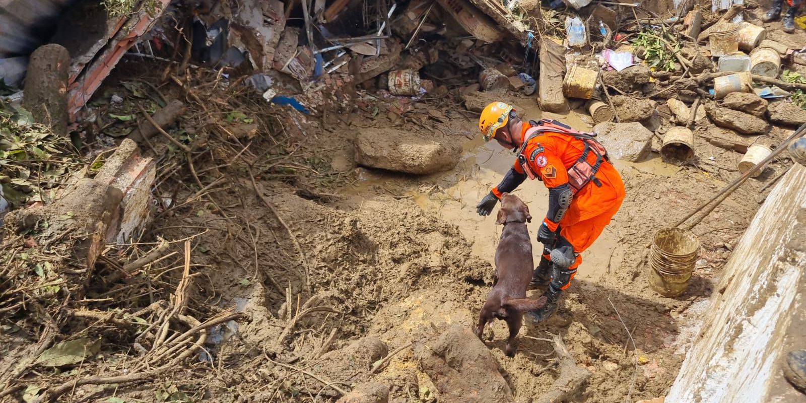 Encontrados os corpos de mais 2 vítimas do soterramento em São Gonçalo