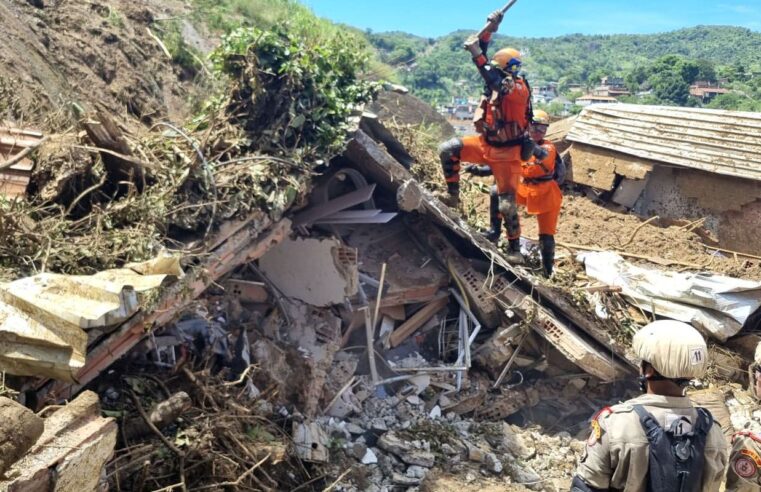 Bombeiros encontram corpo de vítima de deslizamento em São Gonçalo