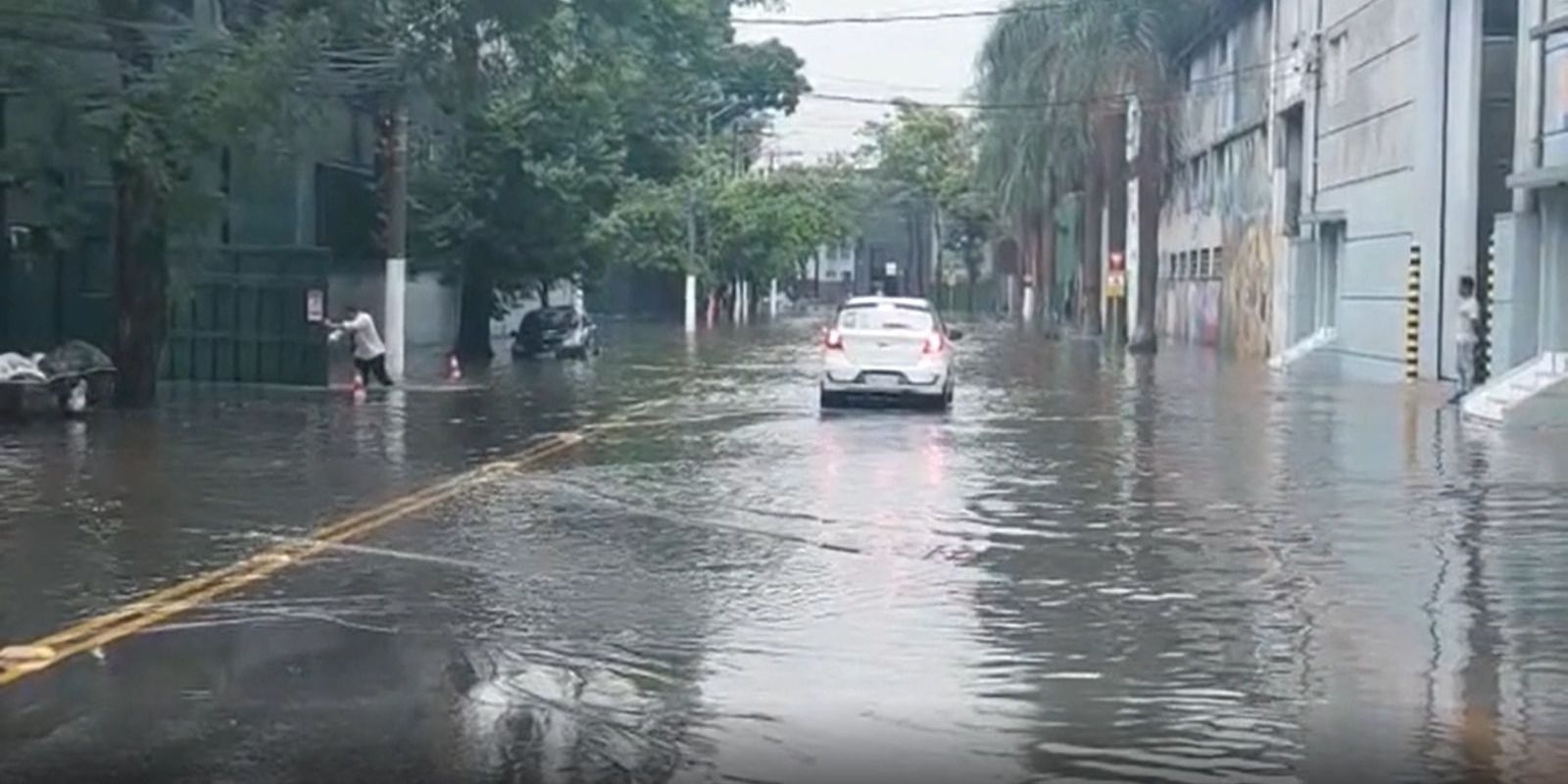 Uma pessoa morreu e outra segue desaparecida após temporal em SP