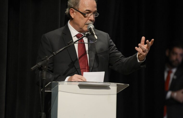 Mercadante toma posse no BNDES e faz discurso em defesa da democracia