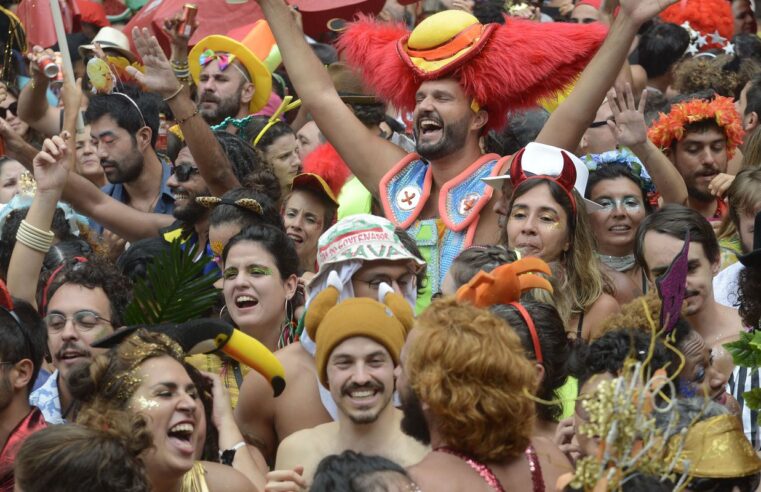 Cordão do Boitatá exalta democracia em retorno do carnaval de rua