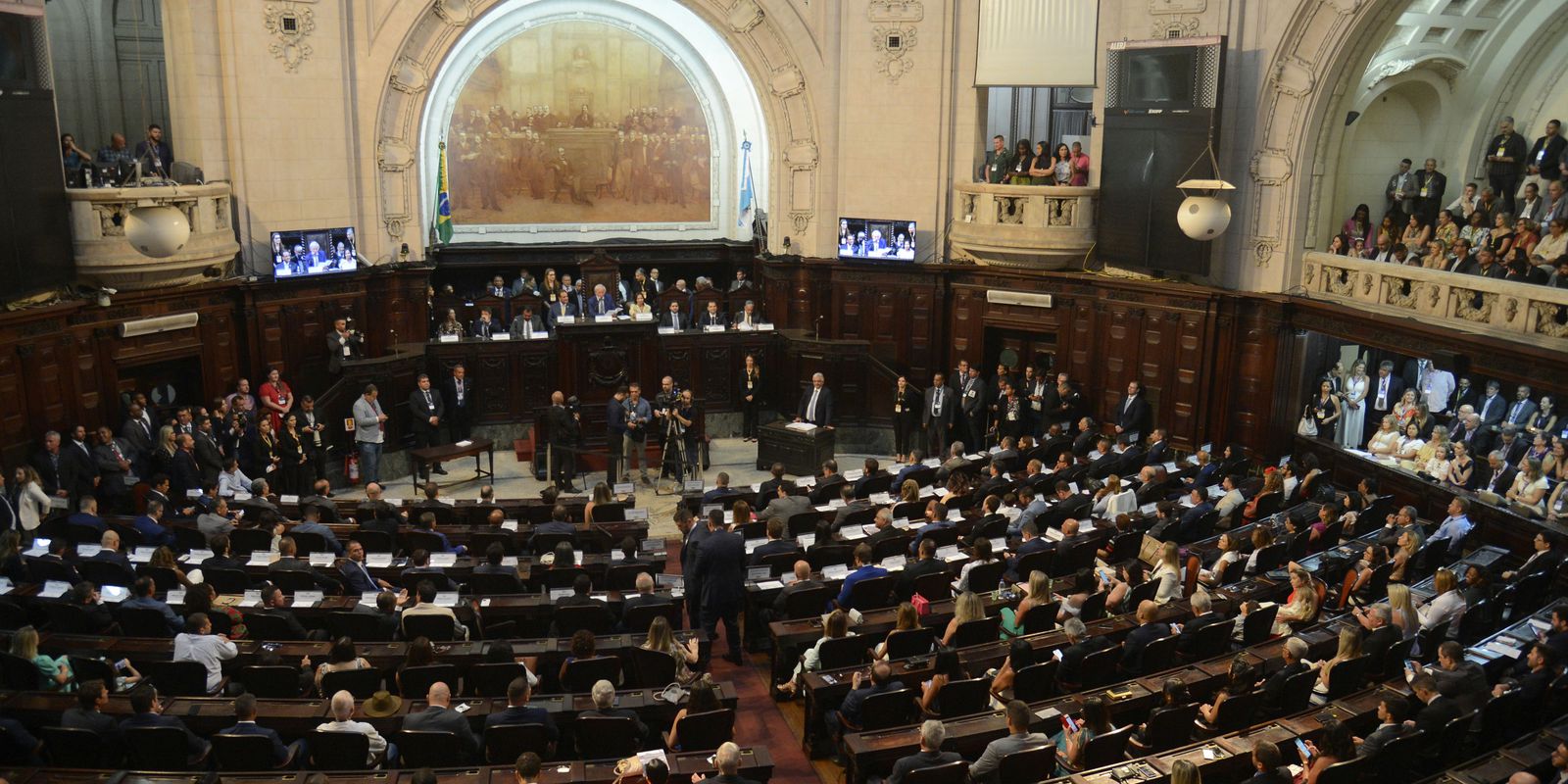 Rio: deputados estaduais eleitos tomam posse na Alerj