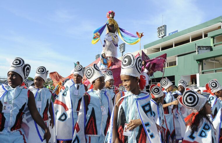 Escolas de samba mirins encerram hoje desfiles no Sambódromo