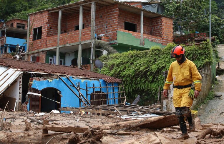 Sobe para 49 o número de mortos no litoral norte de São Paulo