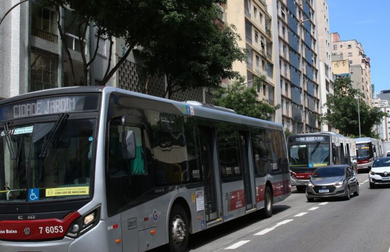 São Paulo: idosos usam Bilhete Único para acesso gratuito a ônibus