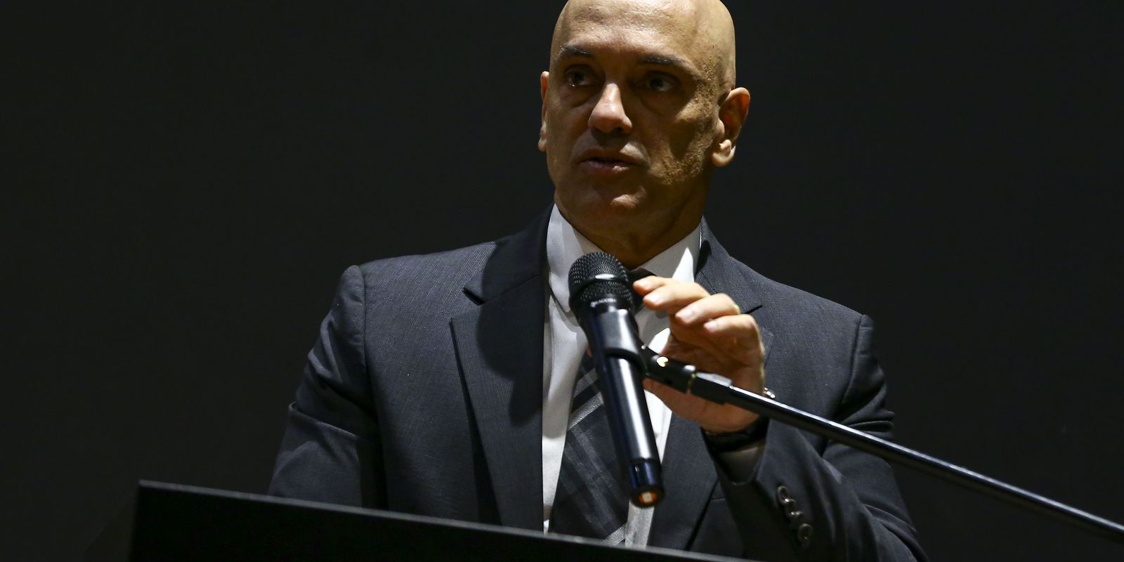 Alexandre de Moraes confirma conversa com senador Marcos do Val