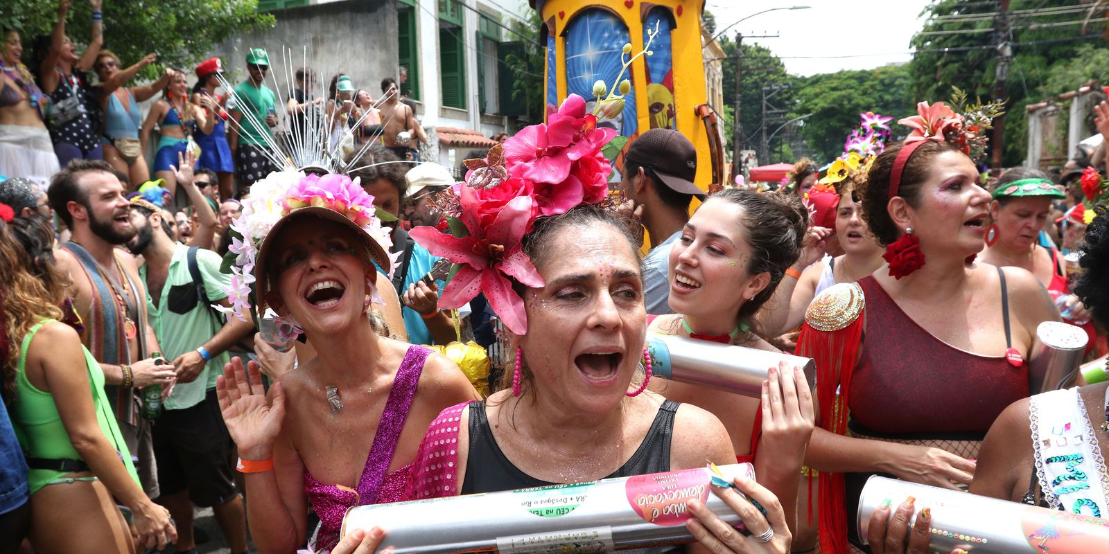 Foliões celebram volta do carnaval do Rio com o bloco Céu na Terra
